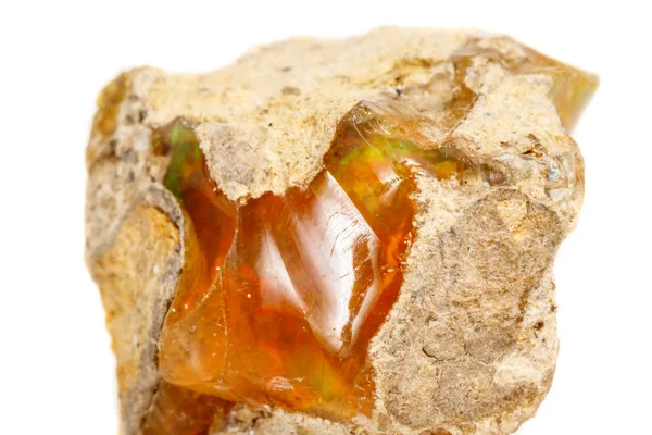 Kaya Beyaz Arka Plan Üzerinde Makro Opal Mineral Taş Yakın — Stok fotoğraf