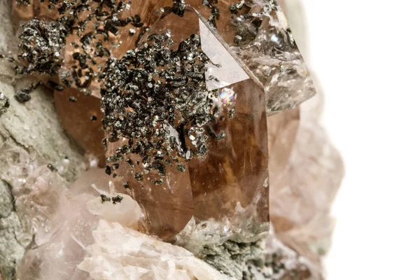 マクロ ミネラル石水晶緑泥石パリゴルスカイトのロックオン ホワイト バック グラウンドのクローズ アップ — ストック写真