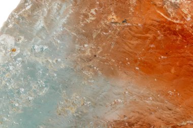 Beyaz arka plan üzerinde makro mineral taş topaz