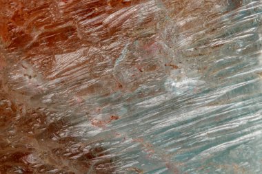 Beyaz arka plan üzerinde makro mineral taş topaz