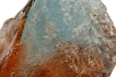 Beyaz arka plan üzerinde makro mineral taş topaz