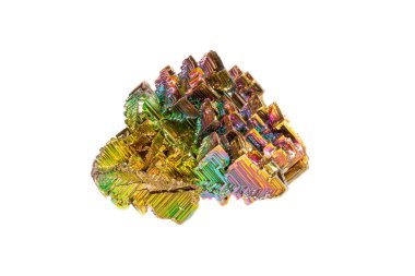 Makro beyaz arka plan yakın çekim üzerinde mineral bizmut taştan