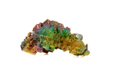 Makro beyaz arka plan yakın çekim üzerinde mineral bizmut taştan