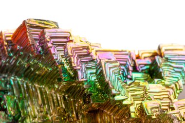 Makro beyaz arka plan yakın çekim üzerinde mineral bizmut taştan