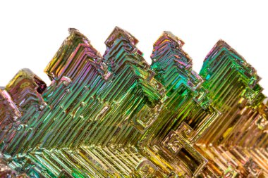 Makro beyaz arka plan yakın çekim üzerinde mineral bizmut taştan