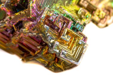 Makro beyaz arka plan yakın çekim üzerinde mineral bizmut taştan