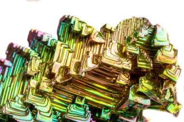 Makro beyaz arka plan yakın çekim üzerinde mineral bizmut taştan