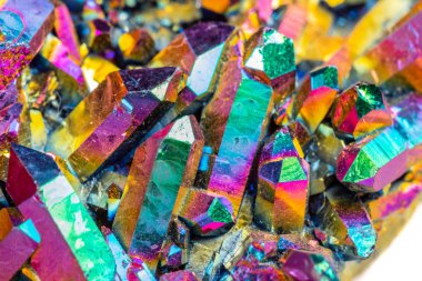 Makro mineral taş titanyum kuvars, alev Aura kuvars beyaz arka plan yakın tarih