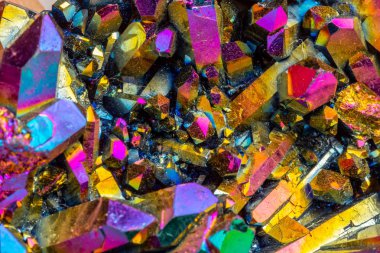 Makro mineral taş titanyum kuvars, alev Aura kuvars beyaz arka plan yakın tarih