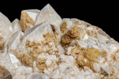 Makro mineral taş kar kuvars kalsit siyah bir arka plan ile yakın çekim