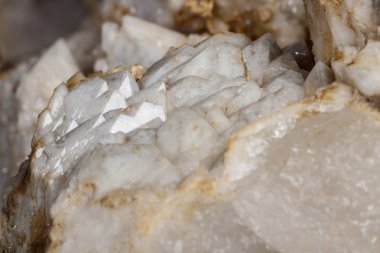 Makro mineral taş kar kuvars kalsit siyah bir arka plan ile yakın çekim