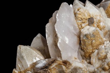Makro mineral taş kar kuvars kalsit siyah bir arka plan ile yakın çekim