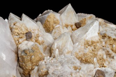 Makro mineral taş kar kuvars kalsit siyah bir arka plan ile yakın çekim