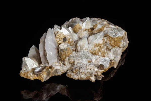 Makro Mineral Sten Snö Quartz Med Kalkspat Svart Bakgrund Nära — Stockfoto