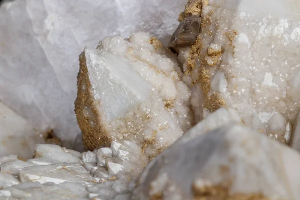 Batuan Mineral Makro Kuarsa Salju Dengan Kalsit Pada Latar Belakang — Stok Foto