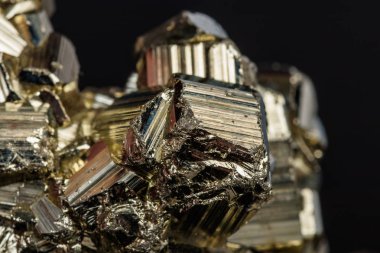 Makro mineral taş pirit siyah arka plan yakın çekim