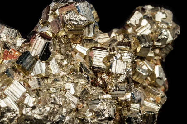 Makro Mineralstein Pyrit Auf Schwarzem Hintergrund Nahaufnahme — Stockfoto