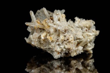 Makro mineral taş florit kuvars siyah arka plan ile yakın çekim