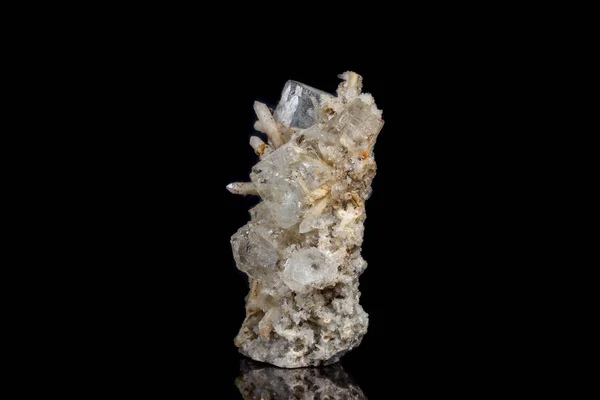 Makro Mineralstein Fluorit Mit Quarz Vor Schwarzem Hintergrund Nahaufnahme — Stockfoto