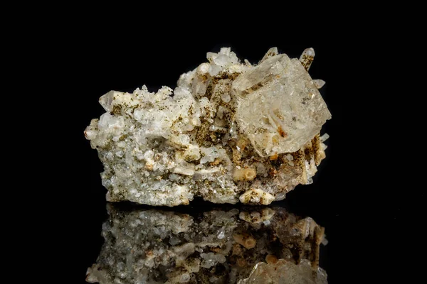 Pedra Mineral Macro Fluorita Com Quartzo Contra Fundo Preto Close — Fotografia de Stock