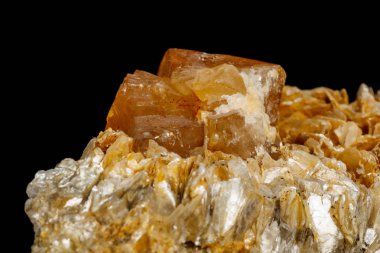 Makro Mineral taş Sheelit siyah bir zemin üzerine yakın çekim