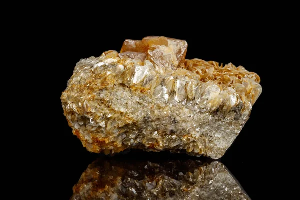 Macro Mineral Stone Sheelit Fundo Preto Perto — Fotografia de Stock
