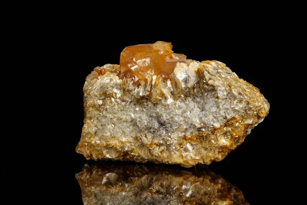 Makro Mineral Stone Sheelit Svart Bakgrund Närbild — Stockfoto