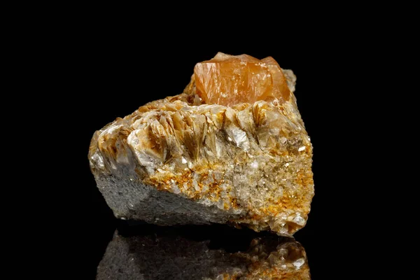 Macro Mineral Stone Sheelit Sfondo Nero Primo Piano — Foto Stock