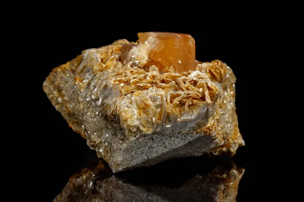 Makro Mineralstein Sheelit Auf Schwarzem Hintergrund Nahaufnahme — Stockfoto