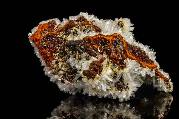 Μακροεντολή Ημιμορφίτης Κρυστάλλων Ορυκτών Πετρών Βράχο Πάνω Μαύρο Φόντο Κοντινό — Φωτογραφία Αρχείου