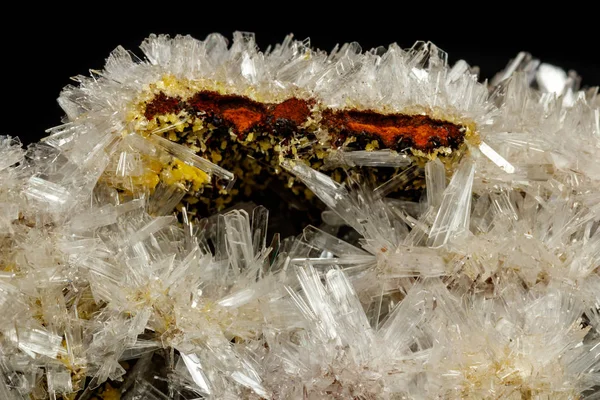 黒の背景にマクロ ミネラル石結晶異極鉱岩のクローズ アップ — ストック写真