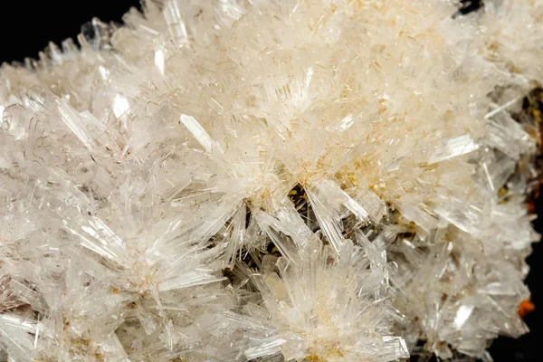 Makro Mineralsteinkristalle Hemimorphit Gestein Auf Schwarzem Hintergrund Nahaufnahme — Stockfoto