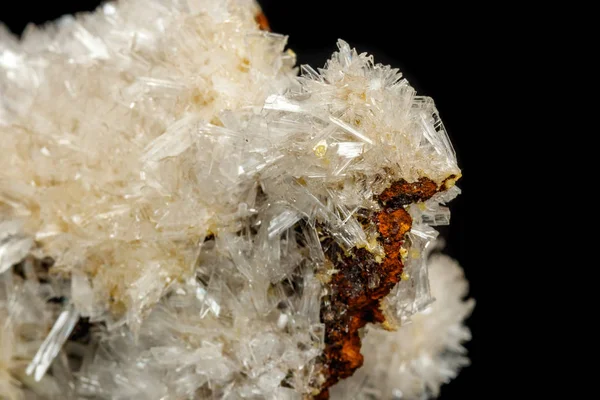 Makro Mineralsteinkristalle Hemimorphit Gestein Auf Schwarzem Hintergrund Nahaufnahme — Stockfoto