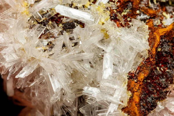 Rock Hemimorphite kryształy mineralne kamień makro na czarnym tle — Zdjęcie stockowe