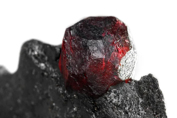 Makro Mineral Taş Granat Kaya Üzerinde Beyaz Arka Plan Yakın — Stok fotoğraf