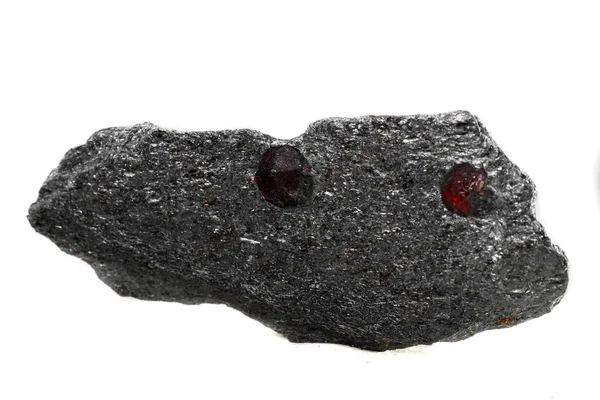 宏观矿物石石榴石在岩石上的白色背景特写 — 图库照片