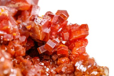 Makro mineral taş Vanadinite beyaz bir arka plan üzerinde Kapat