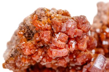 Makro mineral taş Vanadinite beyaz bir arka plan üzerinde Kapat