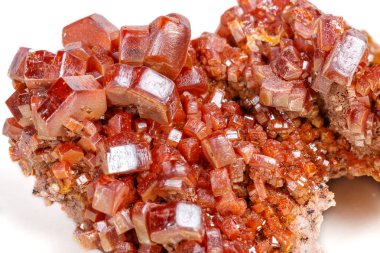 Makro mineral taş Vanadinite beyaz bir arka plan üzerinde Kapat