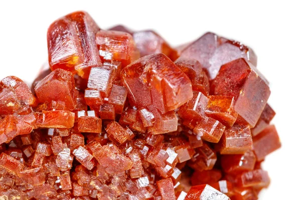 Batu Mineral Makro Vanadinite Pada Latar Belakang Putih Menutup — Stok Foto