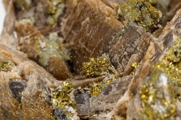 Piedra mineral macro Barit Pyrit sobre un fondo blanco — Foto de Stock