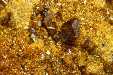Makro mineral taş Garnet, yeşil Garnet, epidot Grossular beyaz bir arka plan üzerinde Rock'daki yakın çekim