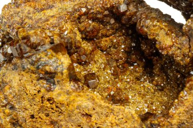 Makro mineral taş Garnet, yeşil Garnet, epidot Grossular beyaz bir arka plan üzerinde Rock'daki yakın çekim