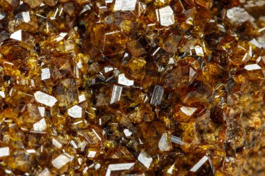 Makro mineral taş Garnet, yeşil Garnet, epidot Grossular beyaz bir arka plan üzerinde Rock'daki yakın çekim