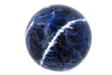 Makro mineral taş Sodalite top beyaz arka plan üzerinde Kapat