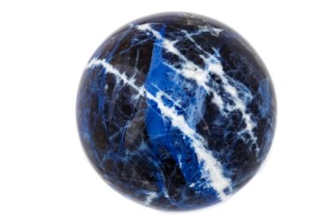 Makro mineral taş Sodalite top beyaz arka plan üzerinde Kapat