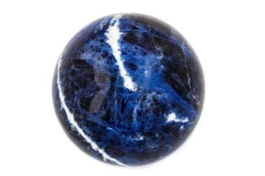 Makro mineral taş Sodalite top beyaz arka plan üzerinde Kapat