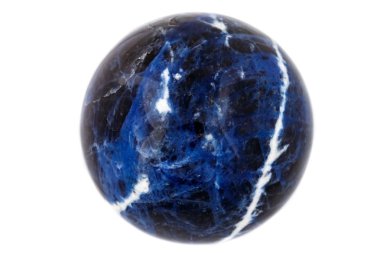 Makro mineral taş Sodalite top beyaz arka plan üzerinde Kapat