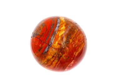Beyaz arka plan üzerinde makro mineral taş jasper top yakın çekim