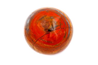 Beyaz arka plan üzerinde makro mineral taş jasper top yakın çekim